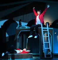 　主演の「ヒナ」役を熱演する小野塚勇人（上）＝撮影・西岡正