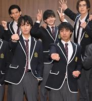　富永勇也（前列左）と並んでポーズを決める小野塚勇人（同右）＝撮影・西岡正