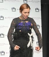 　早産児のイベントに出演しおどける土屋アンナ（撮影・金田祐二）