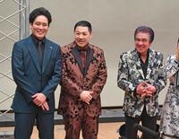 　親子共演となった鳥羽一郎（右）と木村徹二（左）＝撮影・三好信也