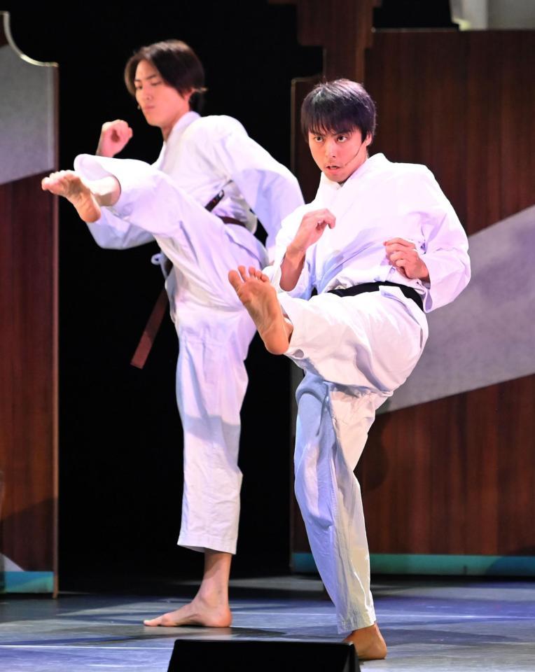 　空手を披露する小野塚勇人（右）＝撮影・西岡正