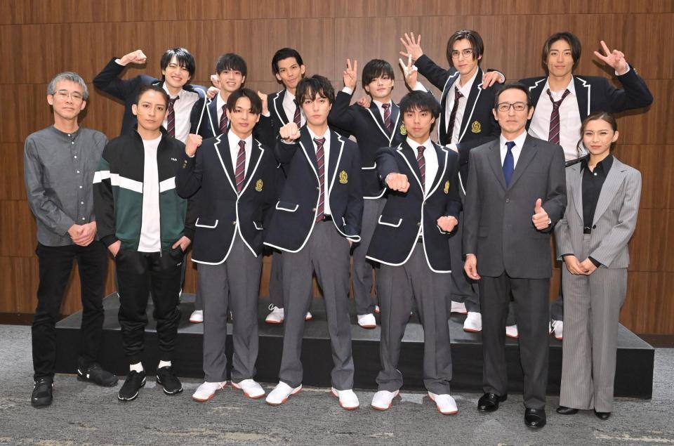 　勢ぞろいしてポーズを決める（前列左から）板垣恭一氏、陳内将、加藤良輔、富永勇也、小野塚勇人、鈴木壮麻、青野紗穂（後列左から）松村優、横山賀三、健人、長江崚行、加藤将、山野光（撮影・西岡正）