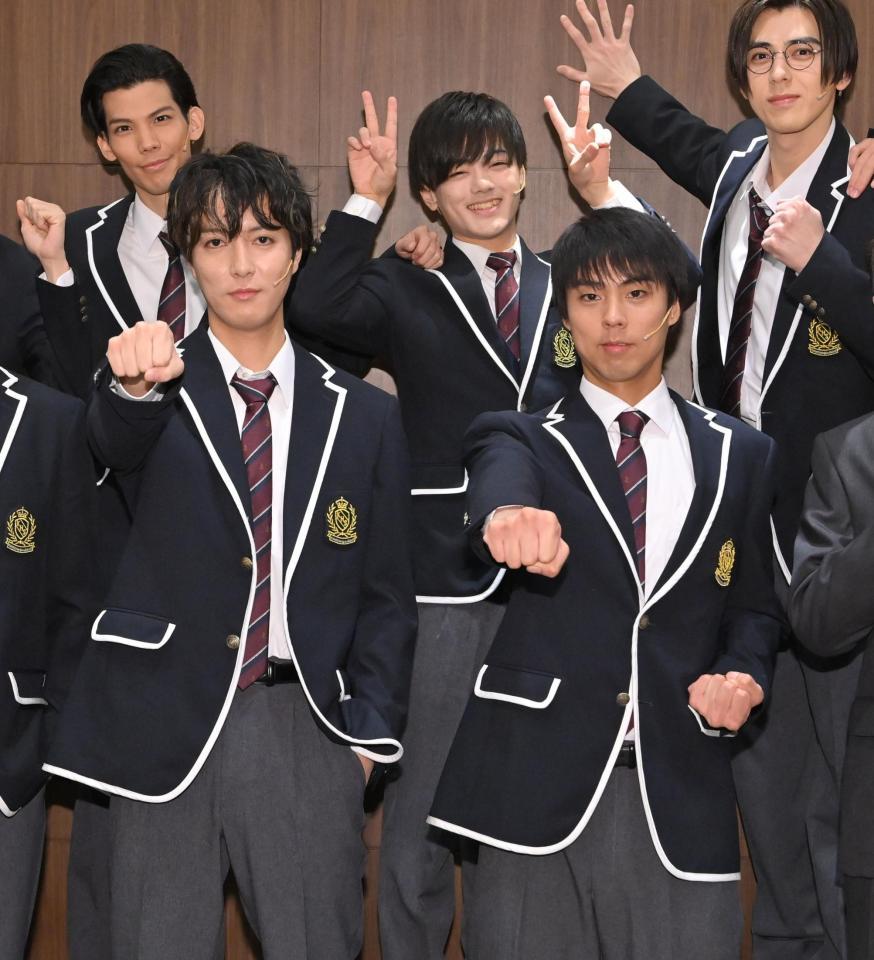　富永勇也（前列左）と並んでポーズを決める小野塚勇人（同右）＝撮影・西岡正