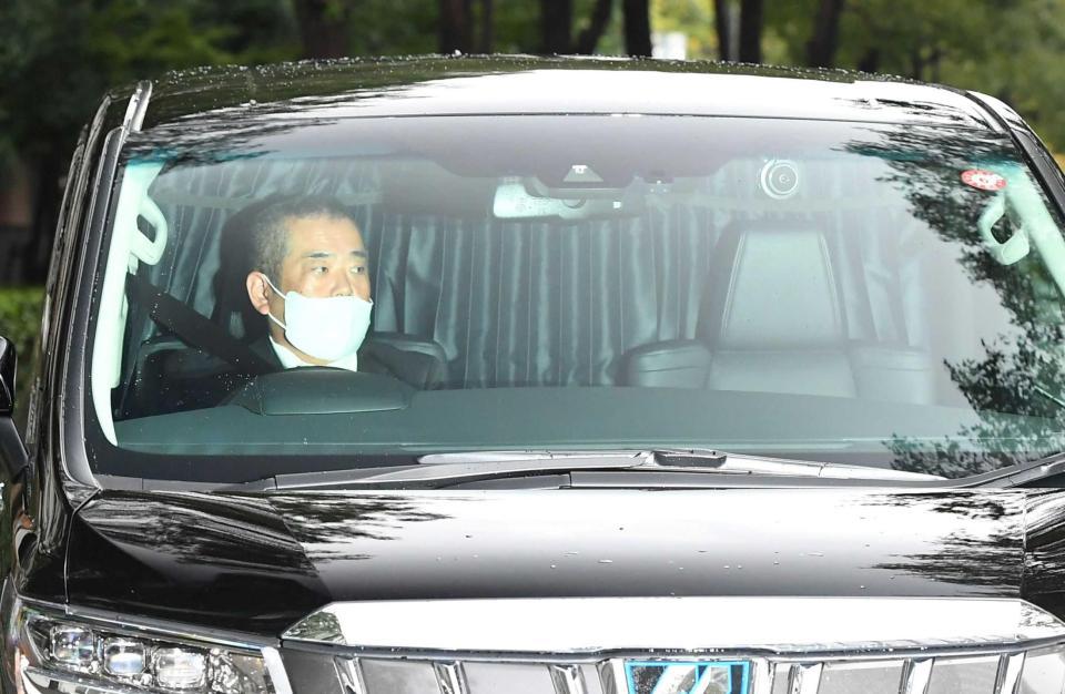 　裁判所に入る市川猿之助被告が乗っていると思われる車（撮影・三好信也）