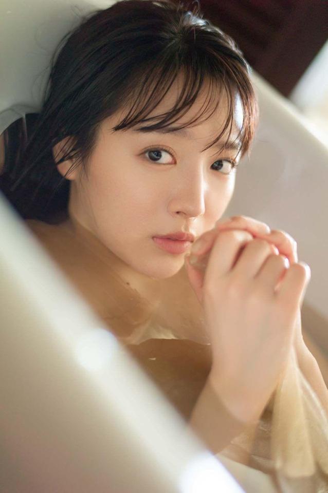 　ベージュのドレスを身にまとい浴槽で撮影した中山莉子©ＫＡＤＯＫＡＷＡ　撮影／細居幸次郎