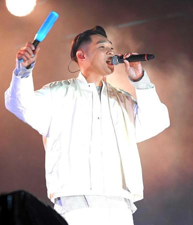 　熱唱するＲｏｖｅｒ