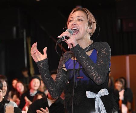 　早産児のイベントに出演し熱唱する土屋アンナ（撮影・金田祐二）