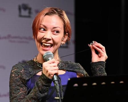 　早産児のイベントに出演し熱唱する土屋アンナ（撮影・金田祐二）