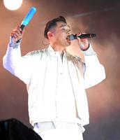 　熱唱するＲｏｖｅｒ