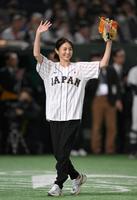 　始球式を終え、笑顔でグラウンドを去る井川遥（撮影・伊藤笙子）