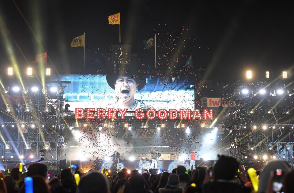 　盛り上がるベリーグッドマンのライブ（撮影・北村雅宏）