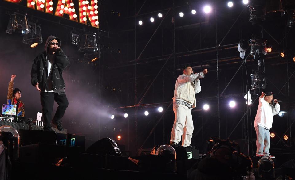 　熱唱するベリーグッドマンの（左から）ＨｉＤＥＸ、Ｒｏｖｅｒ、ＭＯＣＡ（撮影・北村雅宏）