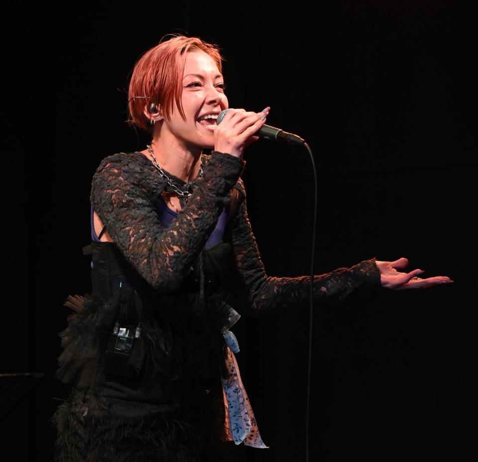 　早産児のイベントに出演し熱唱する土屋アンナ（撮影・金田祐二）