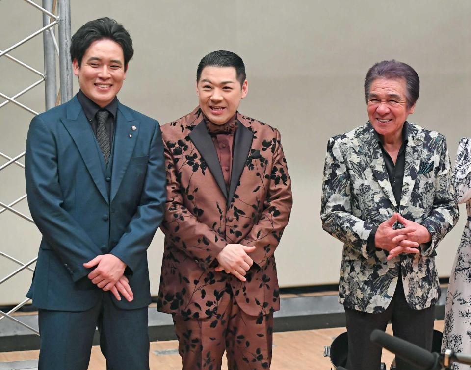 　親子共演した鳥羽一郎（右）と木村徹二。中央は大江裕（撮影・三好信也）