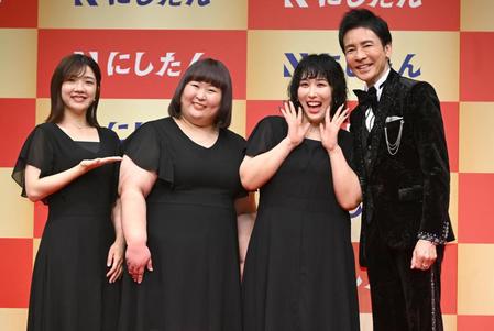 　４人揃って笑顔の（左から）３時のヒロインの福田麻貴、かなで、ゆめっちと郷ひろみ＝東京・恵比寿ザ・ガーデンホール（撮影・金田祐二）