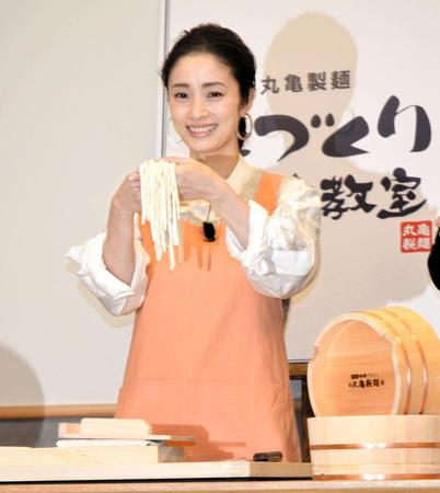 　うどん作りを体験した上戸彩＝東京・丸亀製麺手づくり体験教室東京・立川