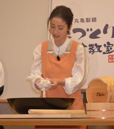 　エプロン姿でうどん作りを体験した上戸彩＝東京・立川
