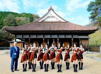 　岡山県備前市の名所・旧閑谷学校を訪れた（前列左から）吉村武司、ＯＣＨＡ　ＮＯＲＭＡの田代すみれ、中山夏月姫、西﨑美空、北原もも、筒井澪心、（後列同）斉藤円香、広本瑠璃、石栗奏美、米村姫良々、窪田七海