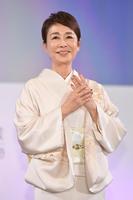 　ネイルオブザイヤーを受賞した安藤優子＝東京ビッグサイト（撮影・出月俊成）