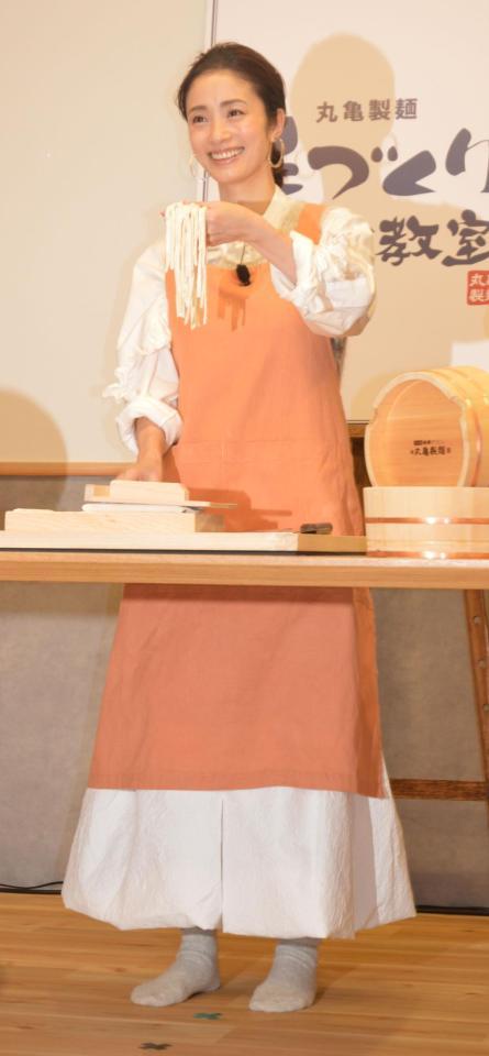 　エプロン姿でうどん作りを体験した上戸彩＝東京・立川