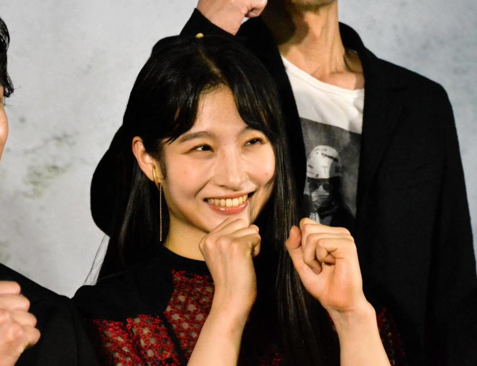 　舞台「Ｓａｇａ　ＴＨＥ　ＳＴＡＧＥ～再生の絆～」制作発表記者会見で、ポーズを取って意気込む七瀬恋彩＝豊島区・ＴＫＰ池袋カンファレンスセンター