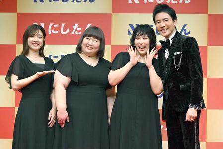 　４人そろって笑顔を見せる（左から）３時のヒロインの福田麻貴、かなで、ゆめっちと郷ひろみ（撮影・金田祐二）