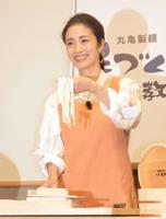 　エプロン姿でうどん作りを体験した上戸彩