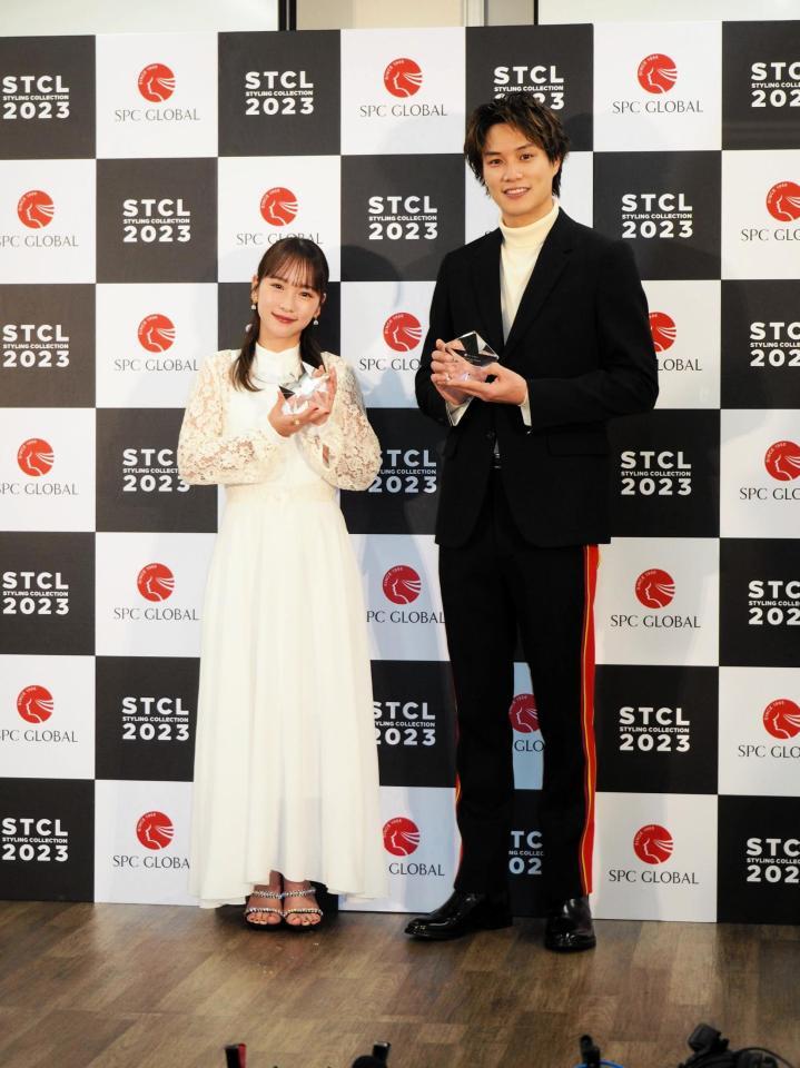 　「ベストスタイリングアワード２０２３」を授賞した川栄李奈（左）と鈴木伸之