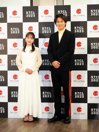 　「ベストスタイリングアワード２０２３」を授賞した川栄李奈（左）と鈴木伸之