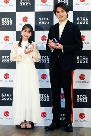 　「ベストスタイリングアワード２０２３」を授賞した川栄李奈（左）と鈴木伸之