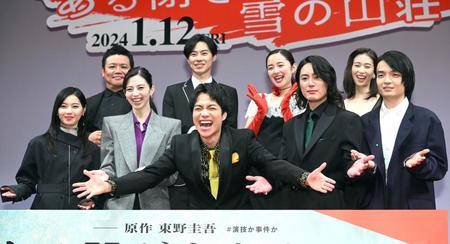 　笑顔でポーズを決める（前列左から）西野七瀬、中条あやみ、重岡大毅、間宮祥太朗、岡山天音（後列左から）飯塚健監督、戸塚純貴、堀田真由、森川葵（撮影・堀内翔）