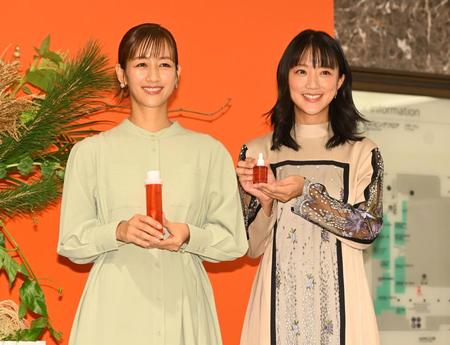 　仲良く笑顔を見せる前田有紀さん（左）と竹内由恵（撮影・金田祐二）