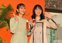 　笑顔で手を振る前田有紀さん（左）と竹内由恵（撮影・金田祐二）