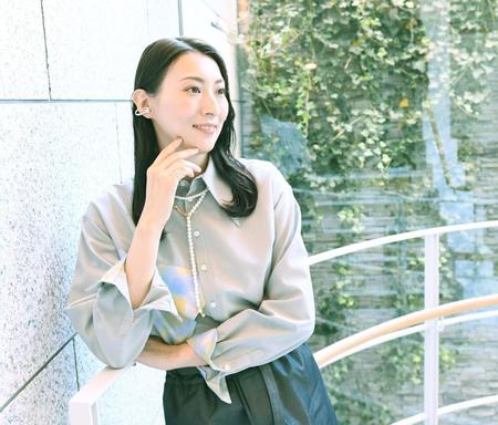 　主演朗読ミュージカルへの思いを語った珠城りょう（撮影・園田高夫）、シャツ／Ｍｉｚｕｉｄ、スカート／ｔｏ-ｔｅ、ネックレス・リング／ＳＥＳＡＲＩ、イヤーカフ／ＴＡＪＩＲＩ