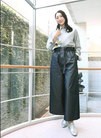 　主演朗読ミュージカルへの思いを語った珠城りょう（撮影・園田高夫）、シャツ／Ｍｉｚｕｉｄ、スカート／ｔｏ-ｔｅ、ネックレス・リング／ＳＥＳＡＲＩ、イヤーカフ／ＴＡＪＩＲＩ