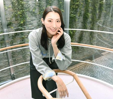 　主演朗読ミュージカルへの思いを語った珠城りょう（撮影・園田高夫）、シャツ／Ｍｉｚｕｉｄ、スカート／ｔｏ-ｔｅ、ネックレス・リング／ＳＥＳＡＲＩ、イヤーカフ／ＴＡＪＩＲＩ