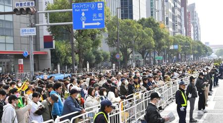 　阪神の優勝パレード前、沿道には多くの人が集まる（撮影・中田匡峻）