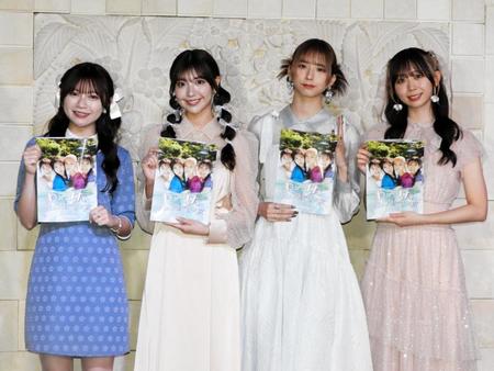 　初カレンダーブックを手に笑顔を見せるわーすたの（左から）廣川奈々聖、小玉梨々華、三品瑠香、松田美里