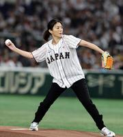 　始球式を務めた井川遥（１９日撮影）