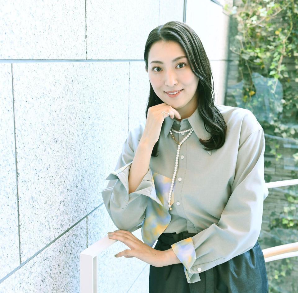 　主演朗読ミュージカルへの思いを語った珠城りょう（撮影・園田高夫）、シャツ／Ｍｉｚｕｉｄ、スカート／ｔｏ-ｔｅ、ネックレス・リング／ＳＥＳＡＲＩ、イヤーカフ／ＴＡＪＩＲＩ