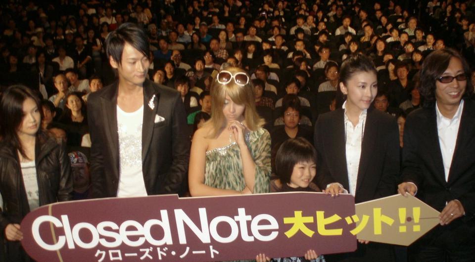 　２００７年９月、映画の完成試写会の写真撮影でも下を向いたままの沢尻エリカ（左から３人目）