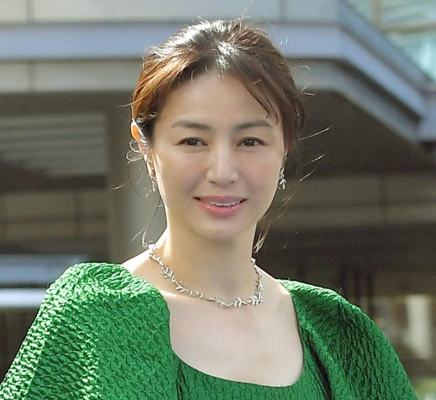 こんなにポニテが似合う４７歳いる？！井川遥 始球式→応援姿に「勝利の女神」「可愛すぎる」/芸能/デイリースポーツ online