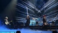 　会場を盛り上げるＴＨＥ　ＬＡＳＴ　ＲＯＣＫＳＴＡＲＳの（左から）ＭＩＹＡＶＩ、ＨＹＤＥ、ＹＯＳＨＩＫＩ、ＳＵＧＩＺＯ（撮影・金田祐二）