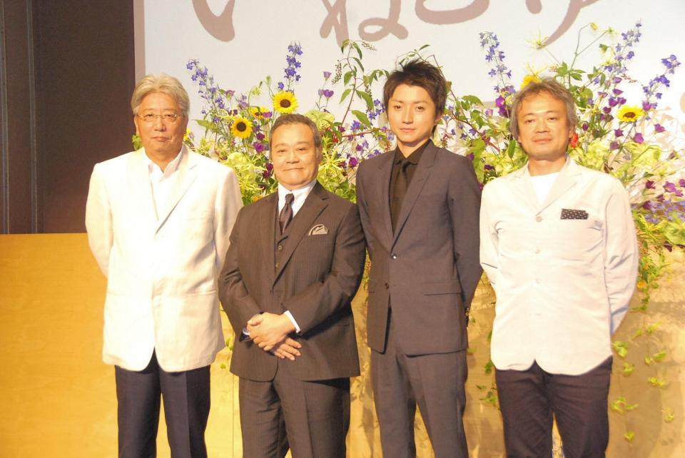 　ドラマの試写会付き会見を行った（左から）伊集院静氏、西田敏行、藤原竜也、源孝志監督＝１３年８月