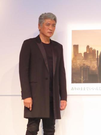 　発表会に出席した吉川晃司