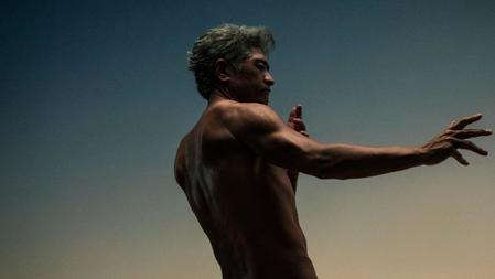 　展示イベントで肉体美を披露している吉川晃司