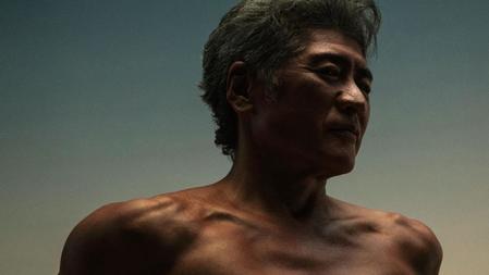 　展示イベントで肉体美を披露している吉川晃司