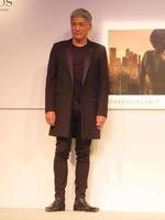 　発表会に出席した吉川晃司