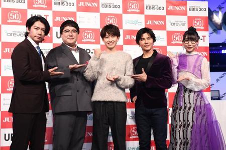 　グランプリ受賞の石山順征（中央）。祝福する（左から）マヂカルラブリーの野田クリスタル、村上とハシヤスメ・アツコ（右端）＝撮影・園田高夫