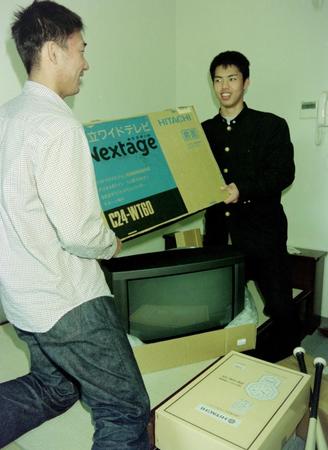 　中谷（左）に手伝ってもらい荷物を虎風荘の部屋に運び込む阪神時代の井川慶＝１９９８年１月